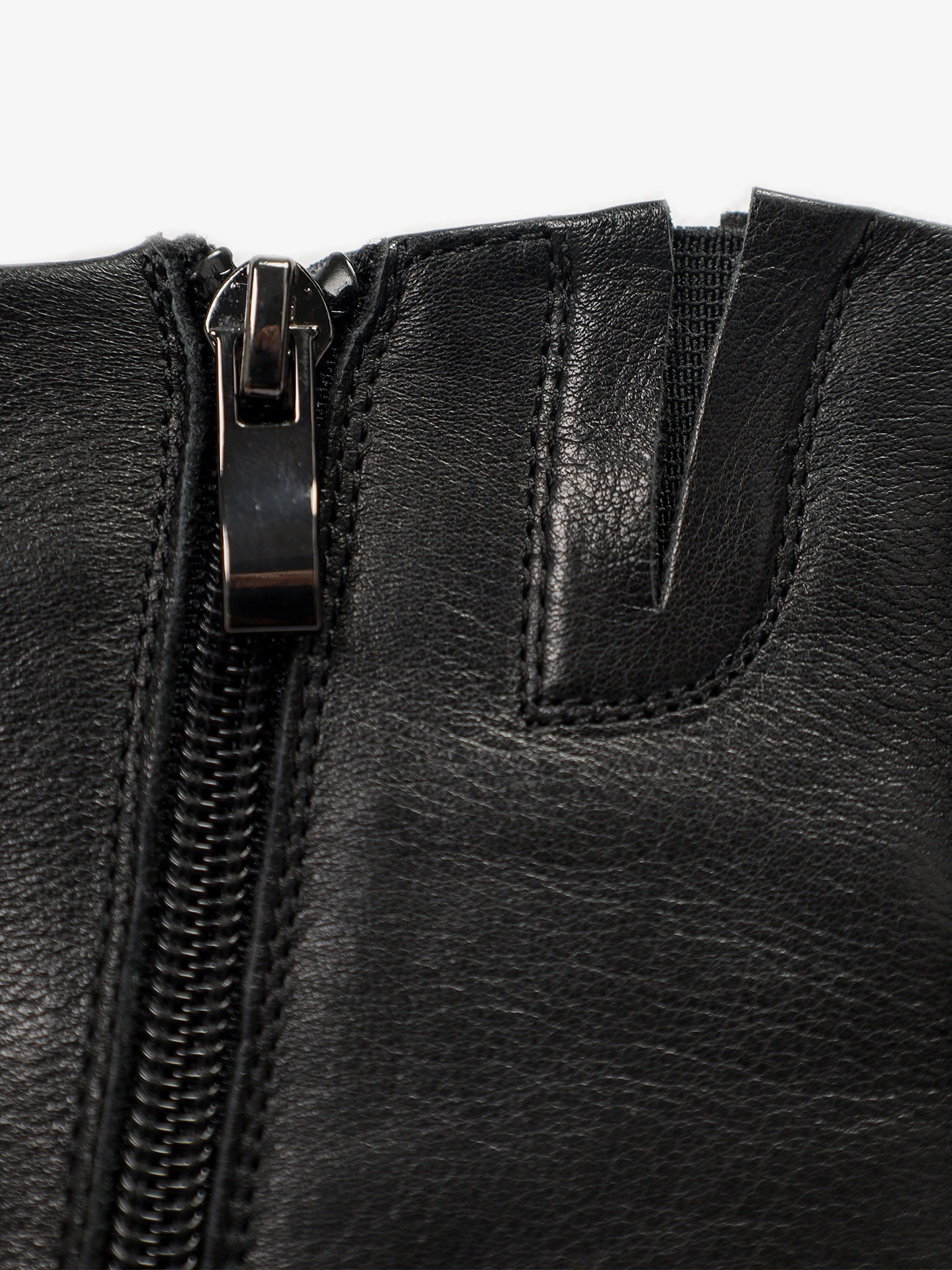 Ботильоны черного цвета на широком высоком каблуке